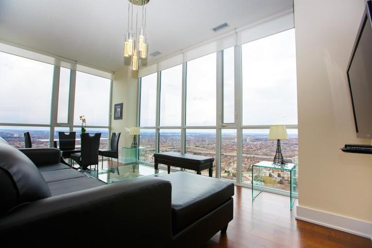 พาร์ธเวย์ ลักชัวรี่ สวีทส์ Apartment มิสซิสซอกา ภายนอก รูปภาพ